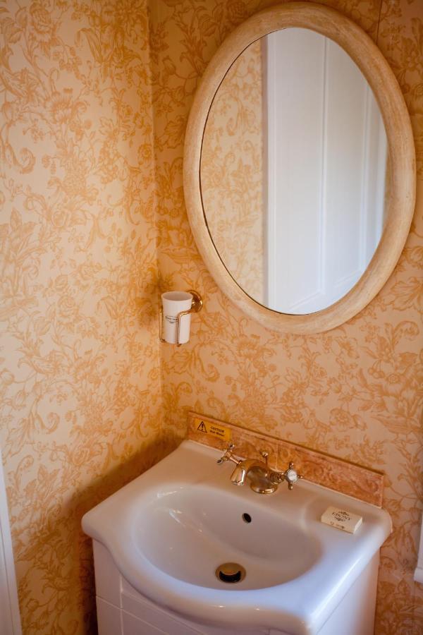 Fines Bayliwick Hotel แบล็กเนลล์ ภายนอก รูปภาพ